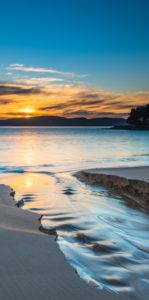 lever de soleil doux sur la mer, invitant à retrouver la joie de vivre