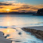 lever de soleil doux sur la mer, invitant à retrouver la joie de vivre